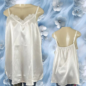 Soft Focus 20W White Satin Scallop Lace V-Neckline Adjustable Straps Camisole